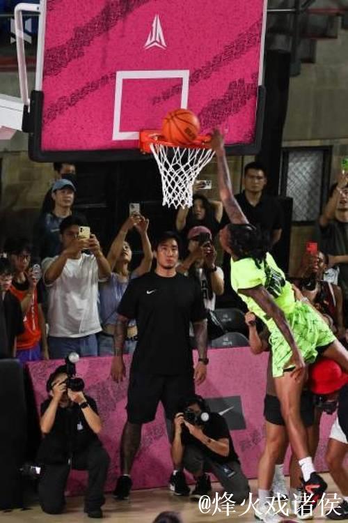 莫兰特转身摆脱防守上空篮打板过桥不沾框，随后无奈抱头